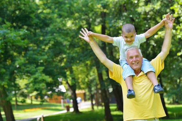 Heureux grand-père et enfant dans le parc — Photo