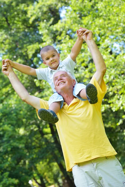 Šťastný dědeček a dítě v parku — Stock fotografie