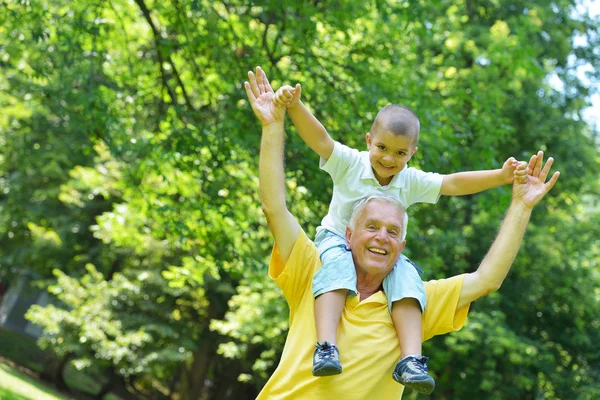 Heureux grand-père et enfant dans le parc — Photo