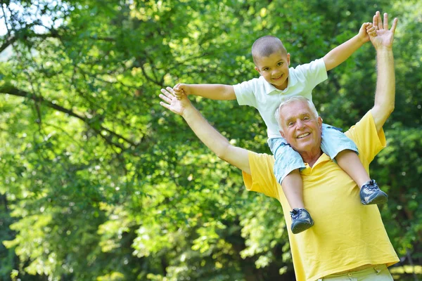 Gelukkig grootvader en kind in park — Stockfoto