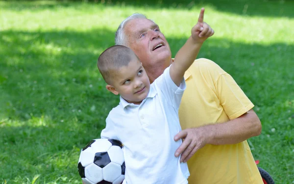 幸せな祖父と公園で子 — ストック写真