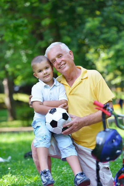 Glücklicher Opa und Kind im Park — Stockfoto