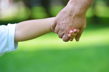 mutlu büyükbaba ve çocuk parkı