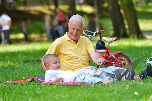 Dědeček a dítě pomocí notebooku — Stock fotografie