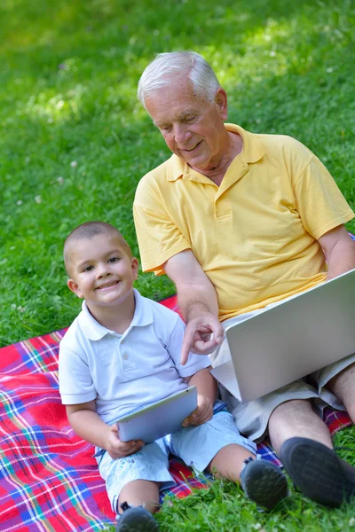 祖父和孩子们使用笔记本电脑 — 图库照片