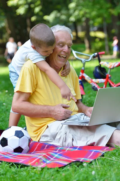 Grandfather and child using laptop — Stock Photo, Image