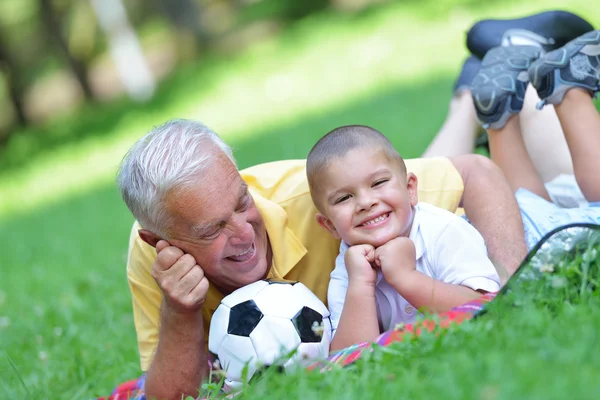 Szczęśliwy dziadek i dziecko w parku — Zdjęcie stockowe