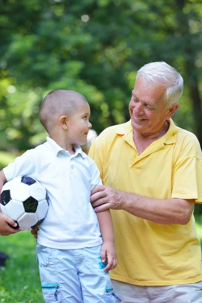 Buon nonno e bambino nel parco — Foto Stock