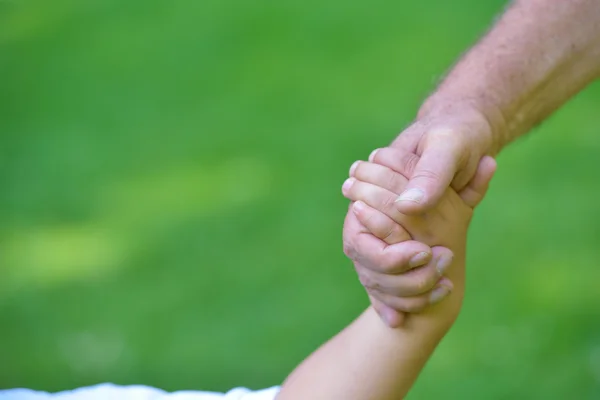 Feliz abuelo e hijo en el parque — Foto de Stock