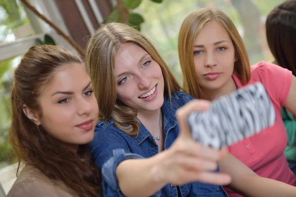 Teenagergruppe in der Schule — Stockfoto