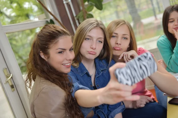 Grupo de adolescentes en la escuela —  Fotos de Stock