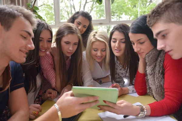 Groupe d'adolescents à l'école en cours — Photo