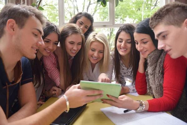 Grupp av tonåringar i skolan på lektioner — Stockfoto