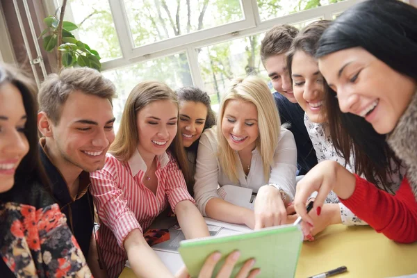 Groupe d'adolescents à l'école en cours — Photo