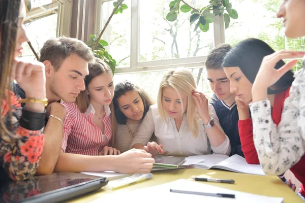 Groupe d'adolescents à l'école en cours — Photo