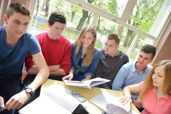 Gruppo di ragazzi a scuola sulle lezioni — Foto Stock