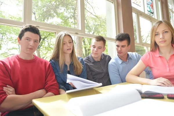 Groep tieners op school — Stockfoto