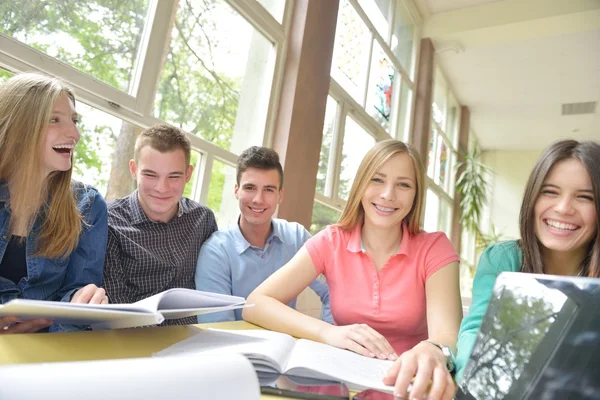 Groep tieners op school — Stockfoto