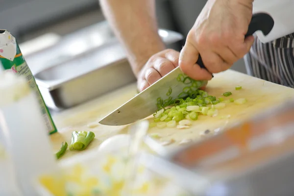 Koch schneidet Zwiebel — Stockfoto