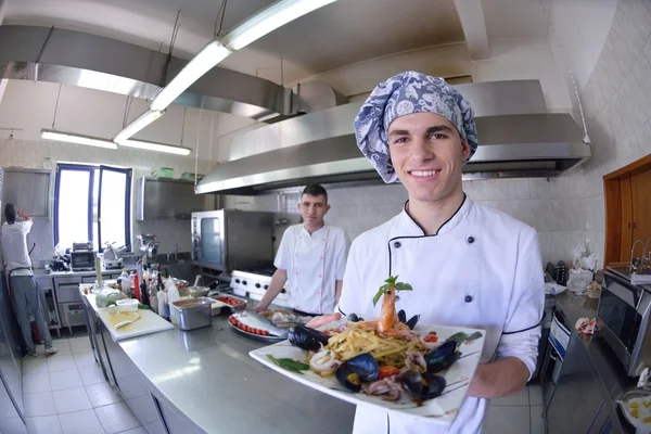 Guapo chef en uniforme blanco —  Fotos de Stock