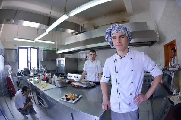 Pohledný kuchaři v bílých uniformách — Stock fotografie