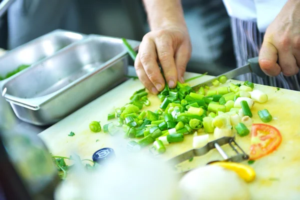 Chef che fa insalata — Foto Stock