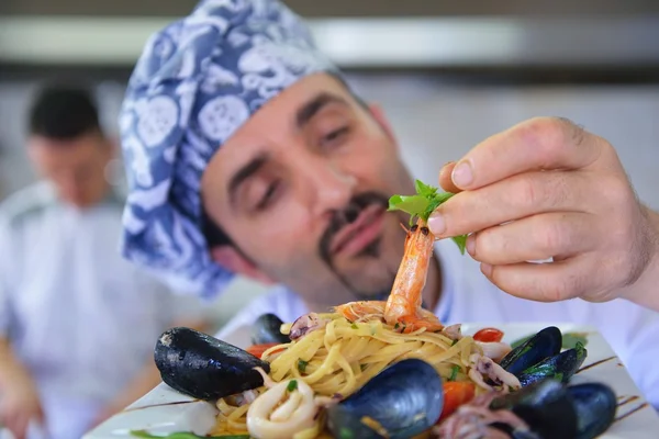 Chef decorando ensalada de pasta —  Fotos de Stock