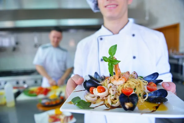 Guapo chef en uniforme blanco —  Fotos de Stock