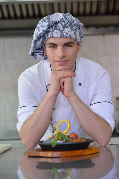 Chef bonito vestido com uniforme branco — Fotografia de Stock