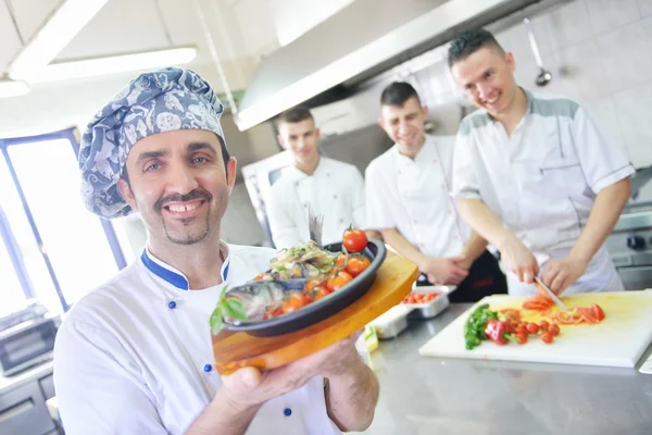 Grupo de chefs bonitos vestidos com uniforme branco — Fotografia de Stock