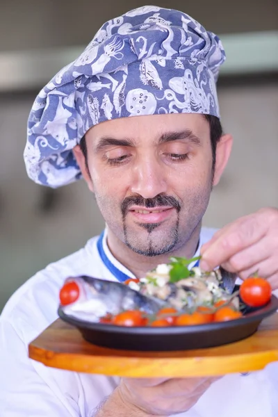 Chef sirviendo harina de pescado —  Fotos de Stock