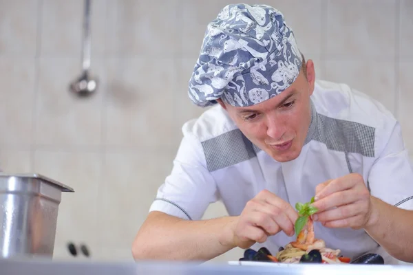 Chef bonito em uniforme branco — Fotografia de Stock