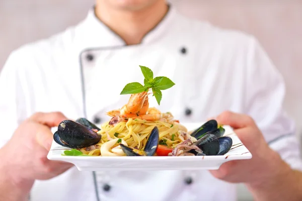 Sabrosa ensalada de pasta de cerca —  Fotos de Stock