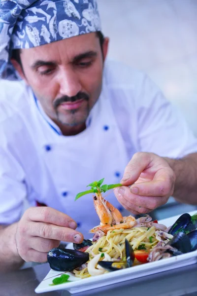 Chef decorazione insalata di pasta — Foto Stock