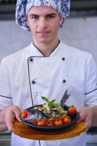 Chef che detiene farina di pesce — Foto Stock