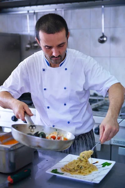Szef kuchni dekorowanie sałatka z makaronem — Zdjęcie stockowe