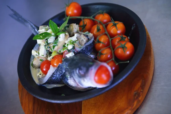 Fish on plate with tomatoes — Stock Photo, Image