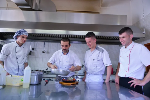 Grupo de guapos chefs vestidos de uniforme blanco —  Fotos de Stock