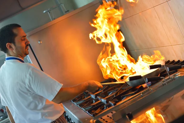 Kock matlagning på kök — Stockfoto