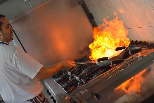 Chef-kok koken in de keuken — Stockfoto