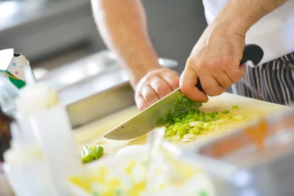 Hautnah beim Kochen der Hände des Küchenchefs — Stockfoto