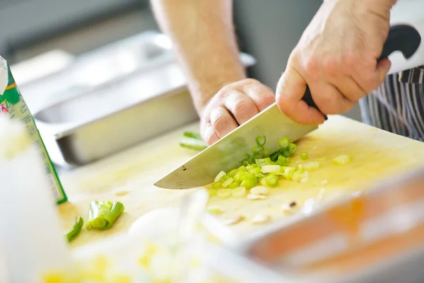 Primer plano de cocinero manos cocina —  Fotos de Stock