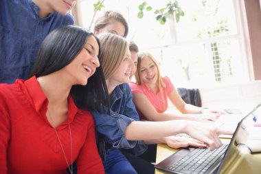 Mutlu gençler grup okulda