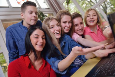 Mutlu gençler grup okulda