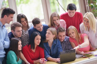 mutlu gençler grup okulda