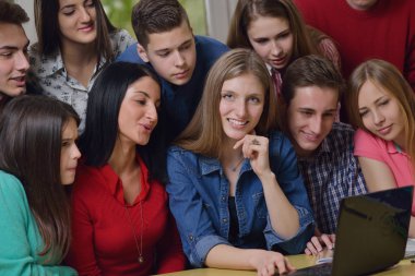 mutlu gençler grup okulda