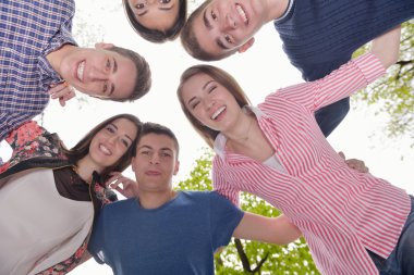 Grup genç arkadaşlar birlikte ayakta
