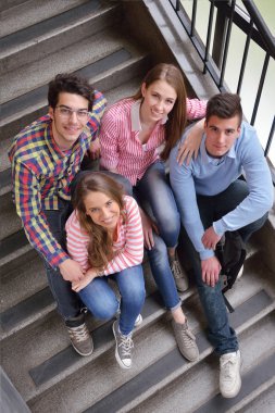 Mutlu gençler grup okulda