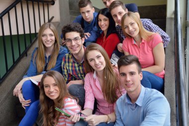 Mutlu gençler grup okulda
