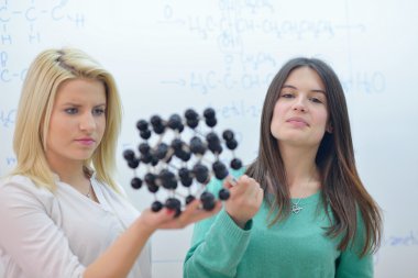 Mutlu gençler grup okulda